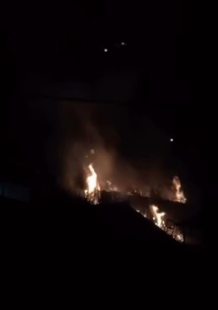 Fogo em mata próximo a casas do