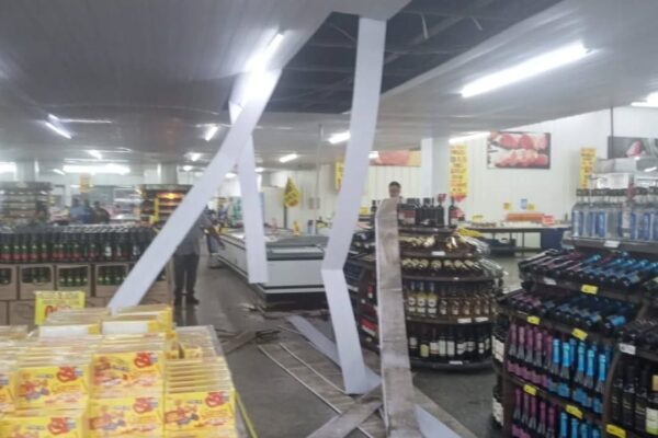 Forro de proteção cai em supermercado de Nova Friburgo