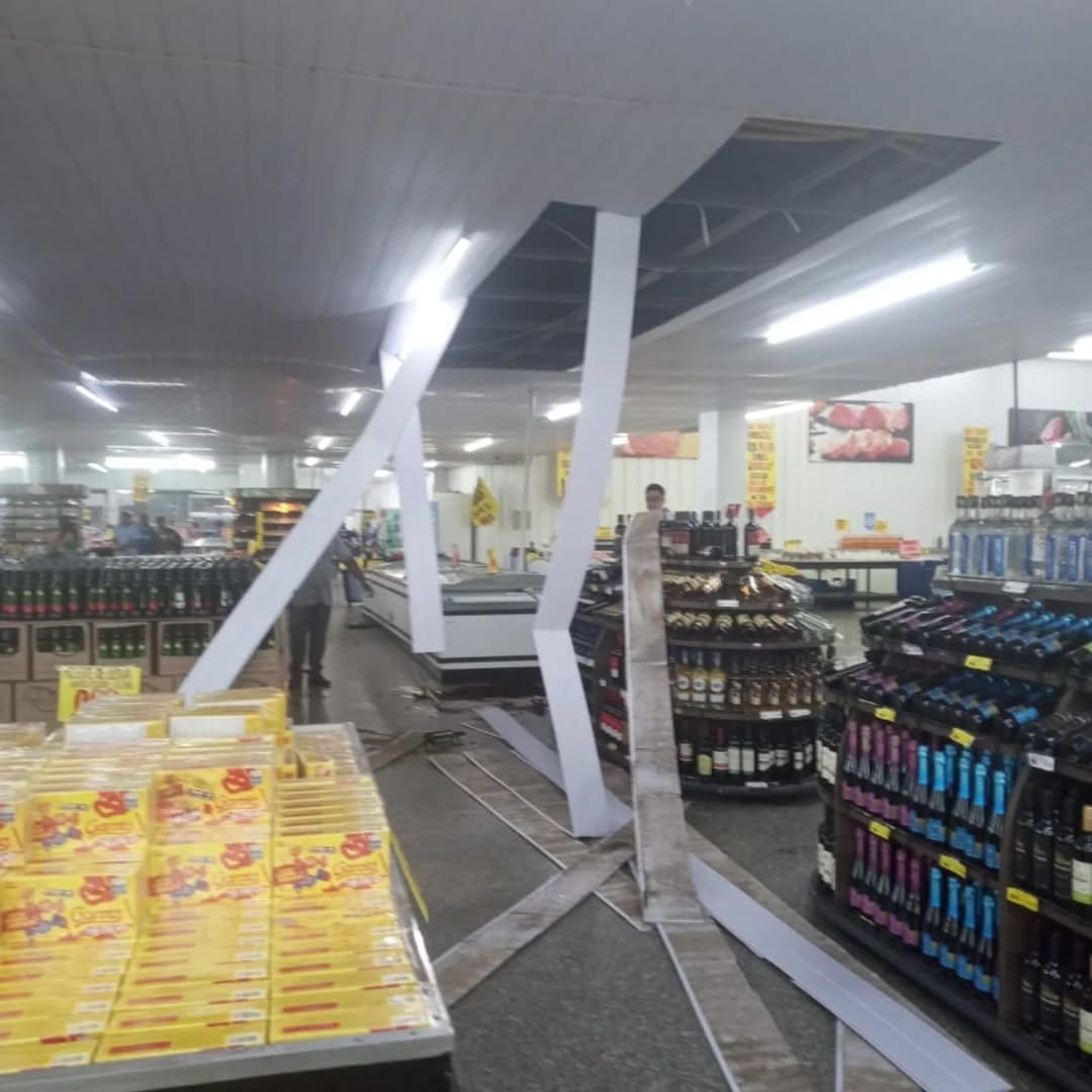Forro de proteção cai em supermercado de Nova Friburgo