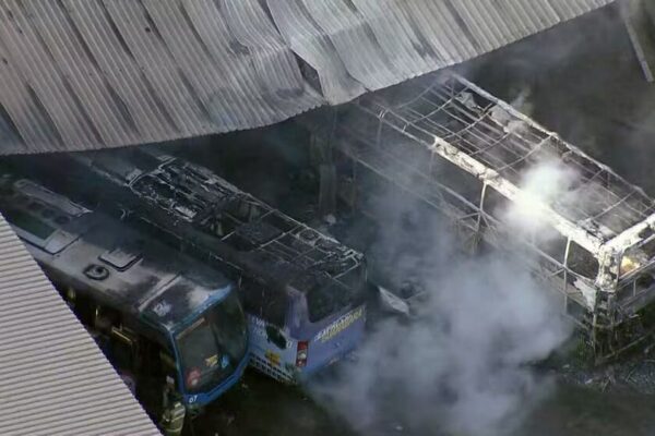 Fogo destruiu três veículos da empresa, em São Gonçalo-RJ. Foto Reprodução TV Globo