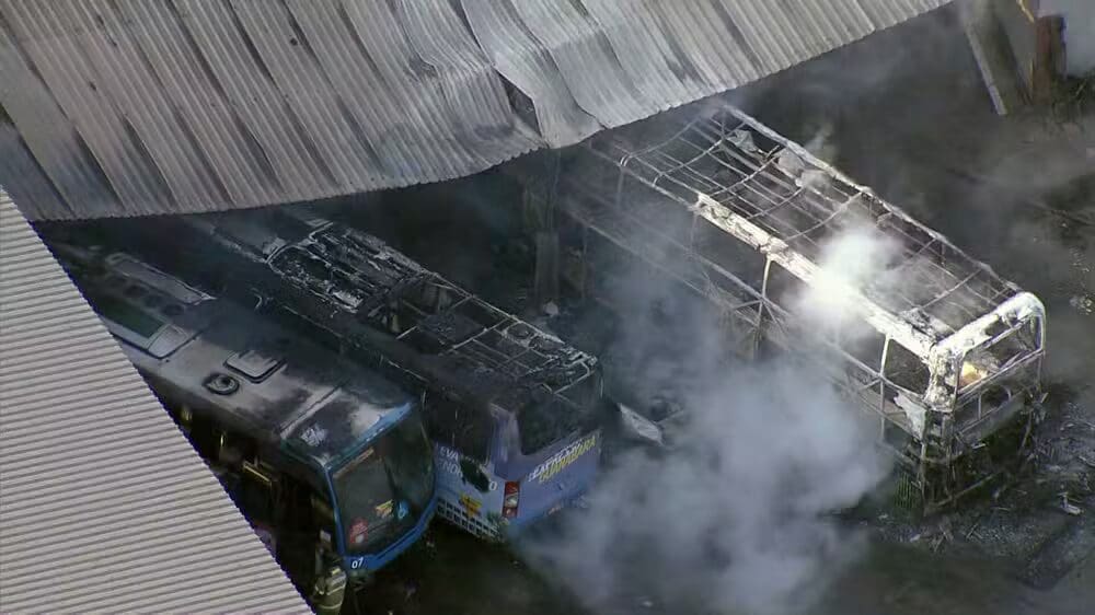 Fogo destruiu três veículos da empresa, em São Gonçalo-RJ. Foto Reprodução TV Globo