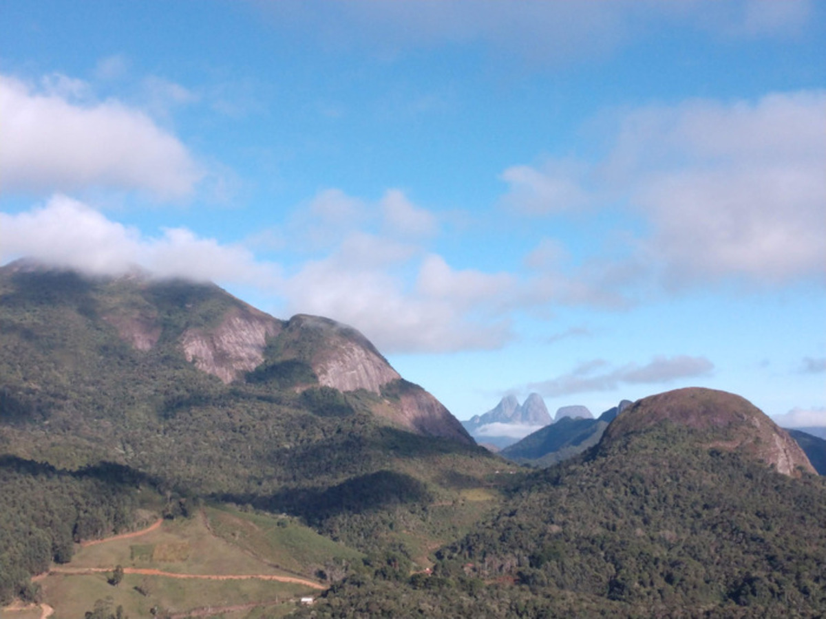 Foto tirada da montanha Chapéu da Bruxa mostra os Três Picos em Nova Friburgo-RJ - Foto Guilherme Alt