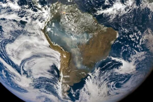 Fotos de Satélite da NASA mostram o corredor de fumaça que vai da Amazônia aos estados do Rio de Janeiro e São Paulo
