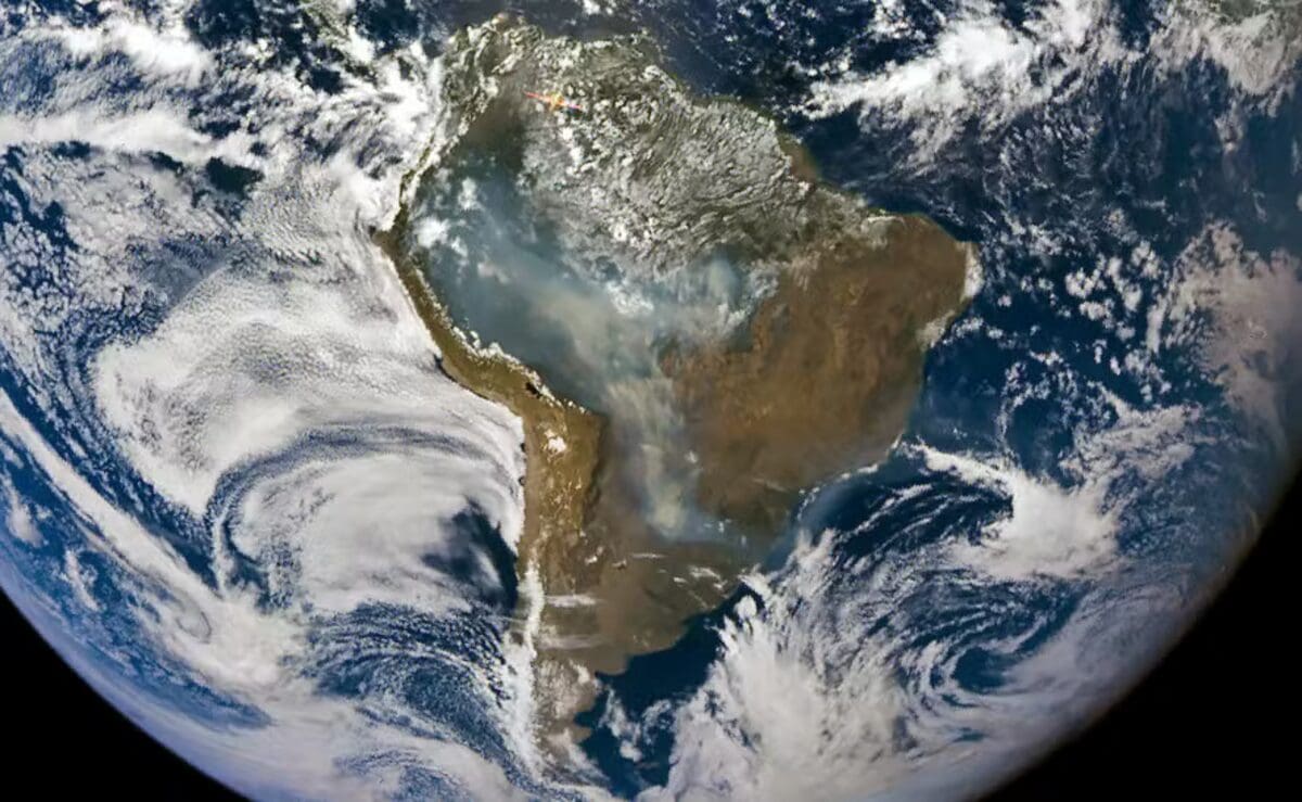 Fotos de Satélite da NASA mostram o corredor de fumaça que vai da Amazônia aos estados do Rio de Janeiro e São Paulo