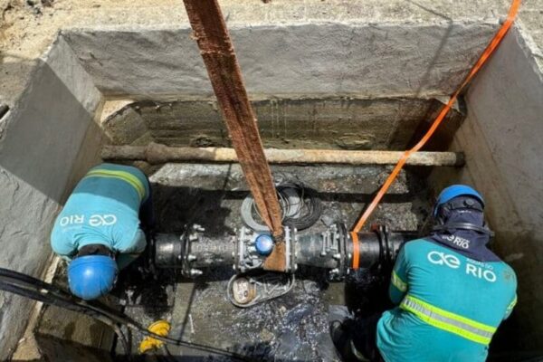 Funcionários da Águas do Rio fazem serviço de manutenção - Abastecimento pode ser prejudicado após a forte chuva que caiu no Rio de Janeiro