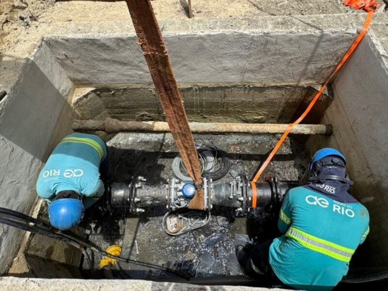 Funcionários da Águas do Rio fazem serviço de manutenção - Abastecimento pode ser prejudicado após a forte chuva que caiu no Rio de Janeiro