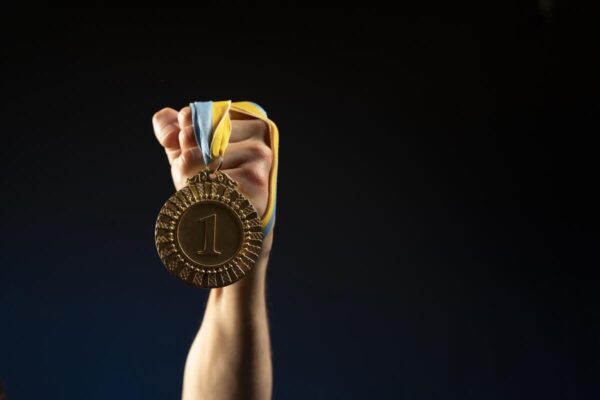 Gabriela da Rocha Rodrigues conquistou a medalha de prata na competição, enquanto Cassia Victoria Cosme Peixoto Moraes recebeu uma menção honrosa