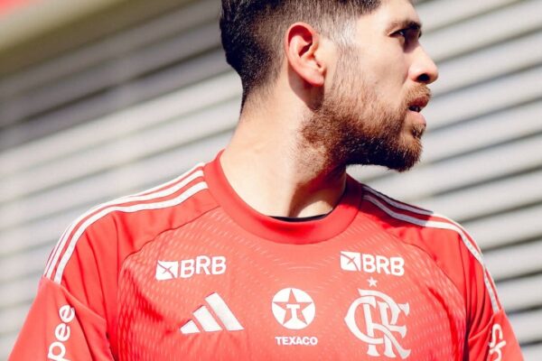 Goleiro Rossi do Flamengo tem carro alvejado por 4 tiros em tentativa de assalto