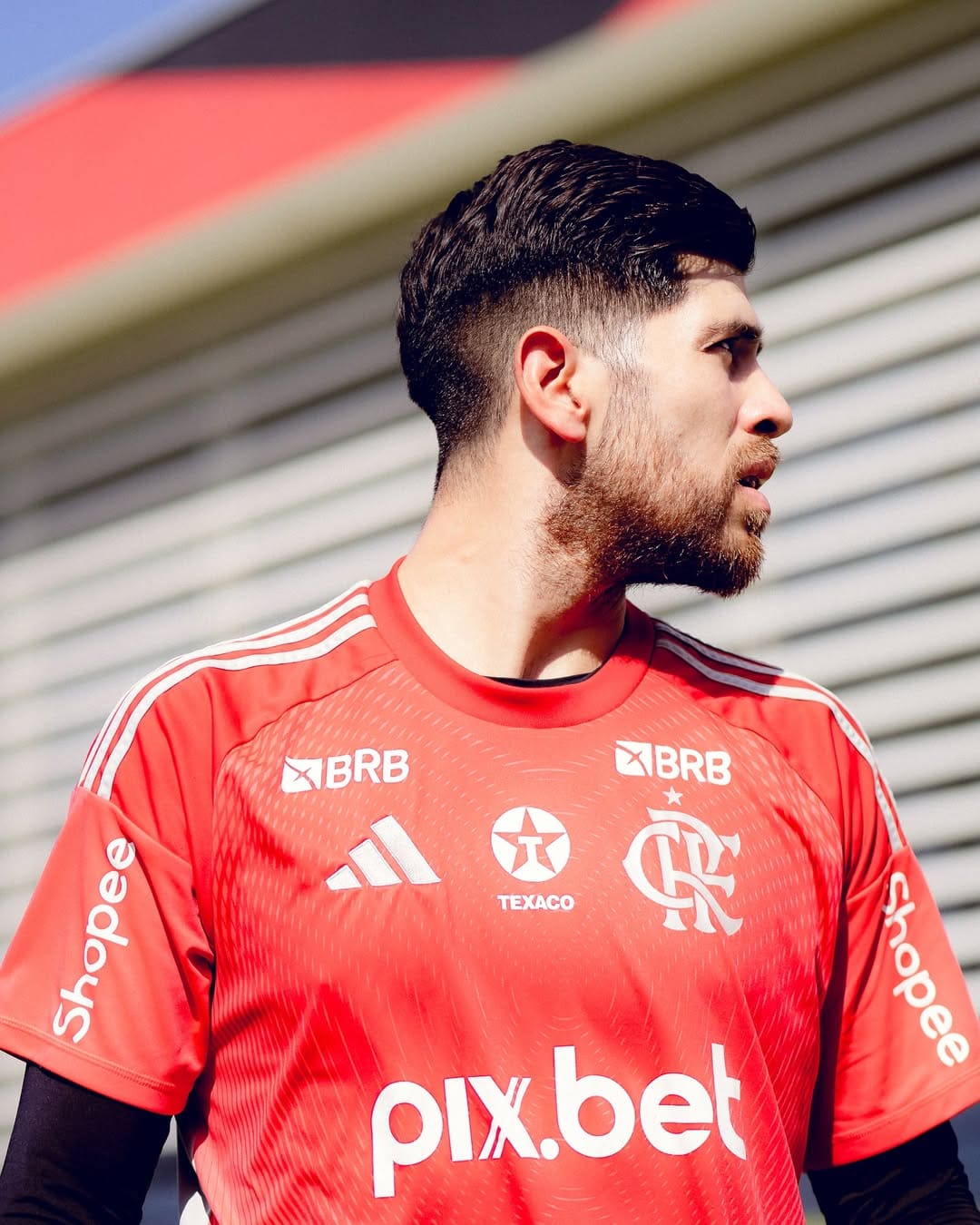 Goleiro Rossi do Flamengo tem carro alvejado por 4 tiros em tentativa de assalto