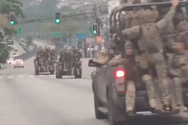 Grande Operação Policial no Complexo da Penha no Rio de Janeiro tem intenso tiroteio na manhã desta terça-feira (1)
