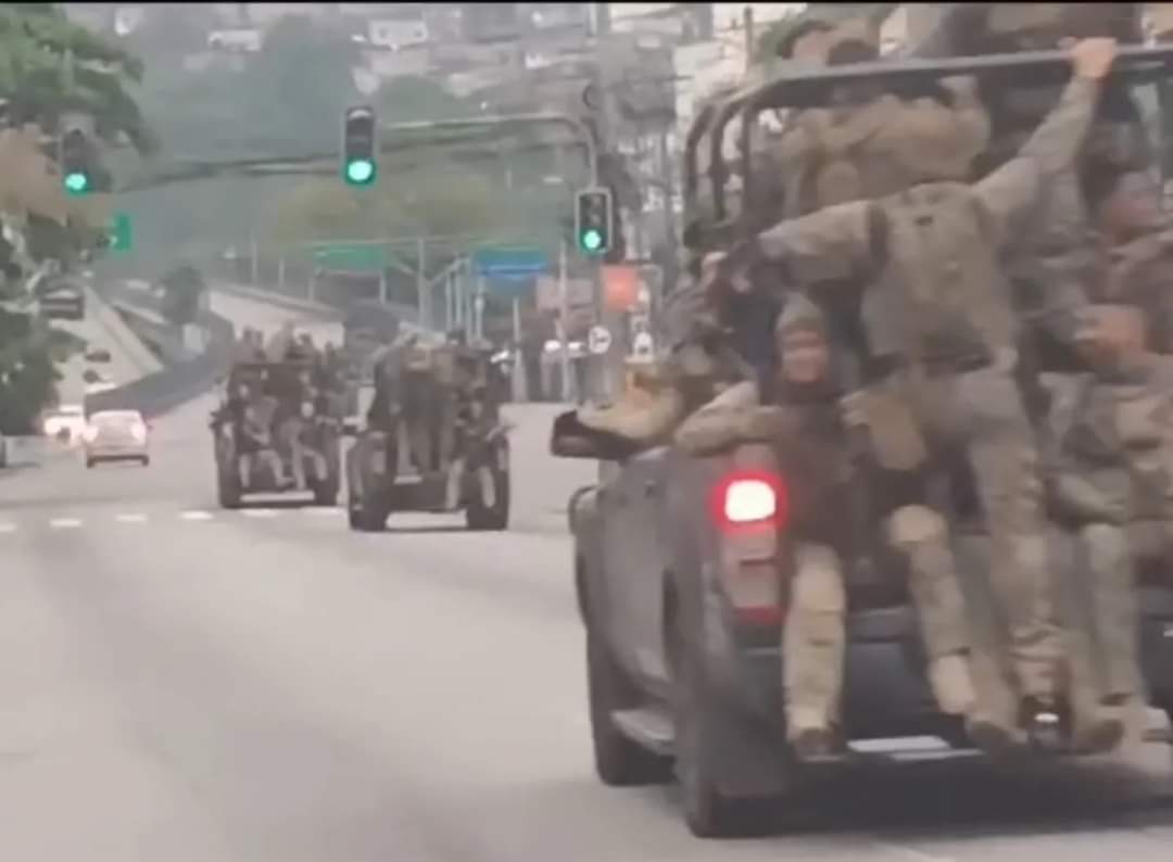 Grande Operação Policial no Complexo da Penha no Rio de Janeiro tem intenso tiroteio na manhã desta terça-feira (1)