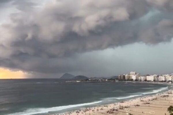 Grande nuvem de chuva na praia de Copacabana viralizou nas redes sociais