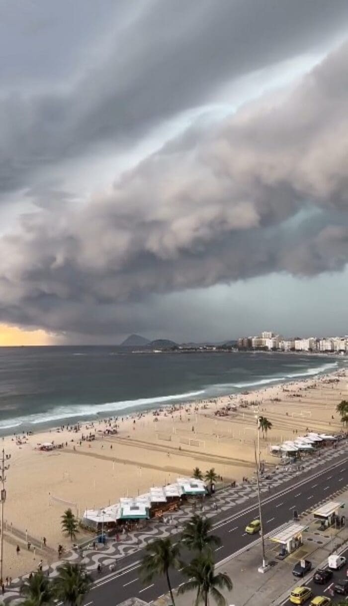 Grande nuvem de chuva na praia de Copacabana viralizou nas redes sociais