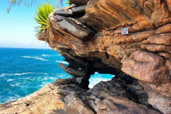 Gruta da Sacristia em Maricá (RJ) um dos principais geossítios do Geoparque Costões e Lagunas. Crédito - Geoparque Costões e Lagunas - Site oficial