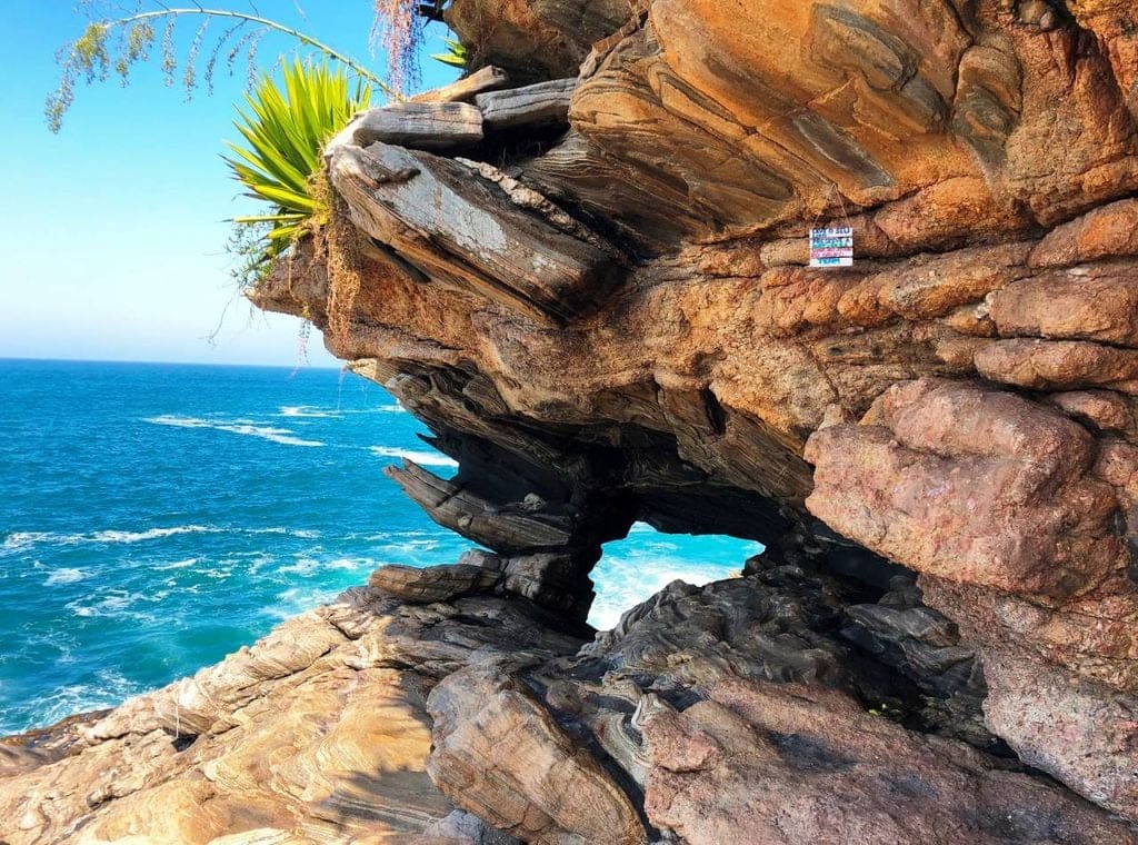 Gruta da Sacristia em Maricá (RJ) um dos principais geossítios do Geoparque Costões e Lagunas. Crédito - Geoparque Costões e Lagunas - Site oficial