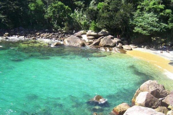 Gruta do Acaiá, em Ilha Grande, Angra dos Reis é um dos paraísos de águas cristalinas e calmas, do Estado do Rio de Janeiro (1)