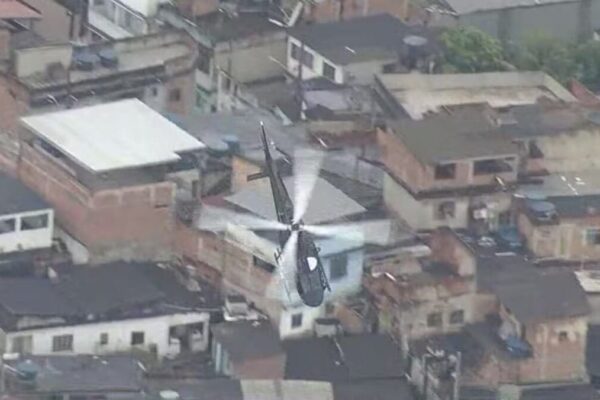 Helicóptero da Polícia Civil durante operação na Vila Aliança na manhã desta quinta (20) — Foto Reprodução