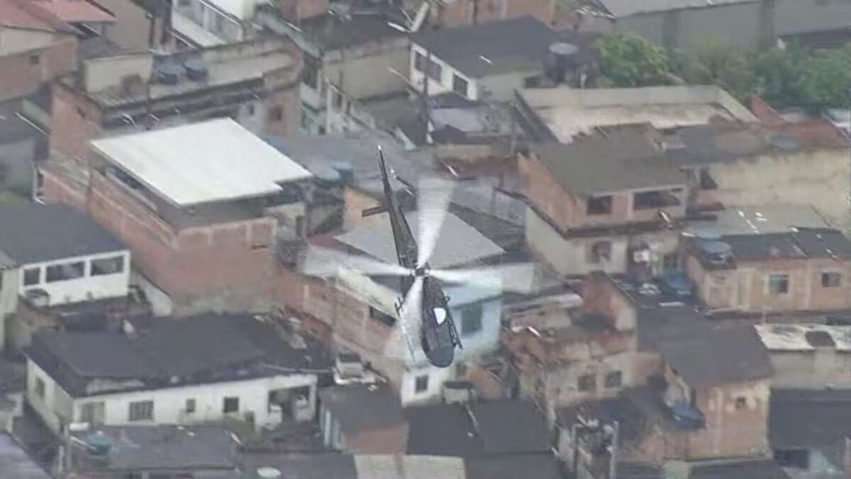 Helicóptero da Polícia Civil durante operação na Vila Aliança na manhã desta quinta (20) — Foto Reprodução