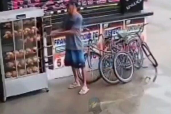Homem é flagrado roubando espeto com vários galetos