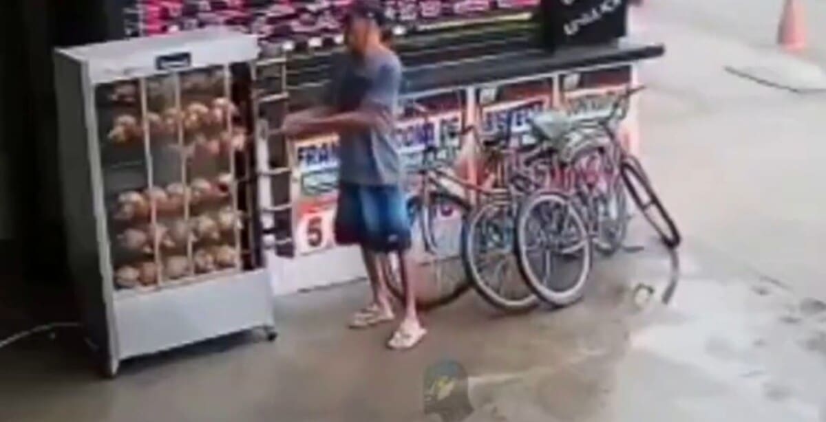 Homem é flagrado roubando espeto com vários galetos