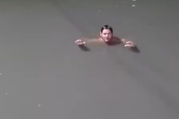 Homem fica quase submerso com chuva na Zona Norte do Rio de Janeiro