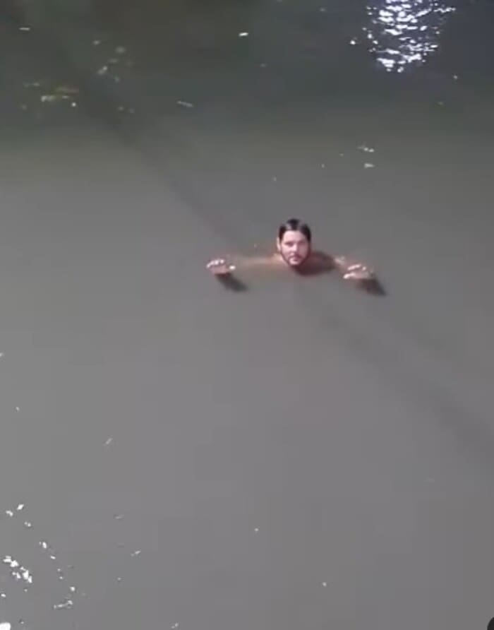 Homem fica quase submerso com chuva na Zona Norte do Rio de Janeiro