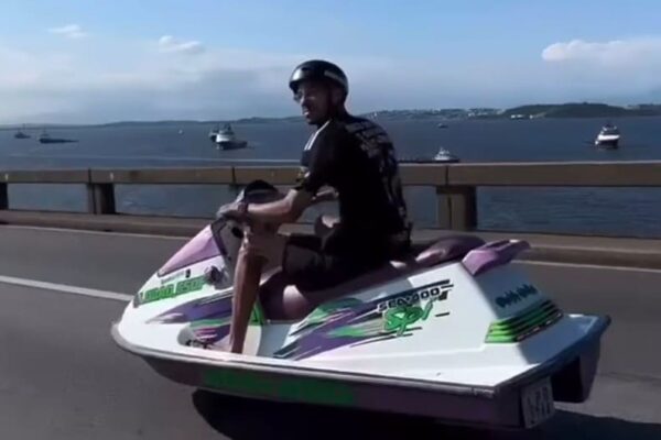 Homem pilota Jetsky adaptado com moto na Ponte Rio-Niterói