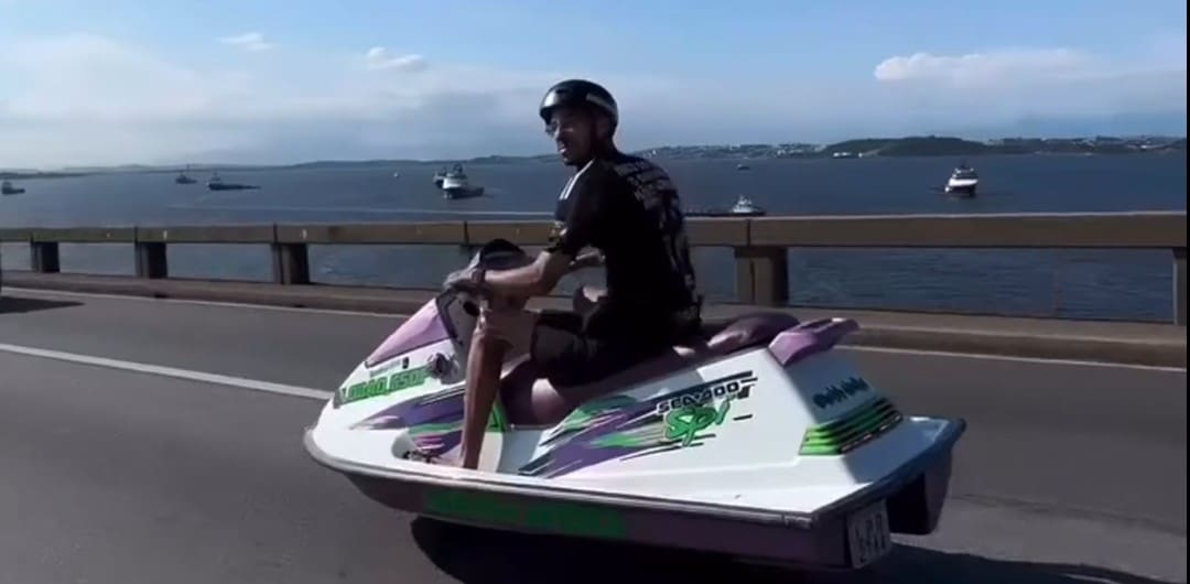 Homem pilota Jetsky adaptado com moto na Ponte Rio-Niterói
