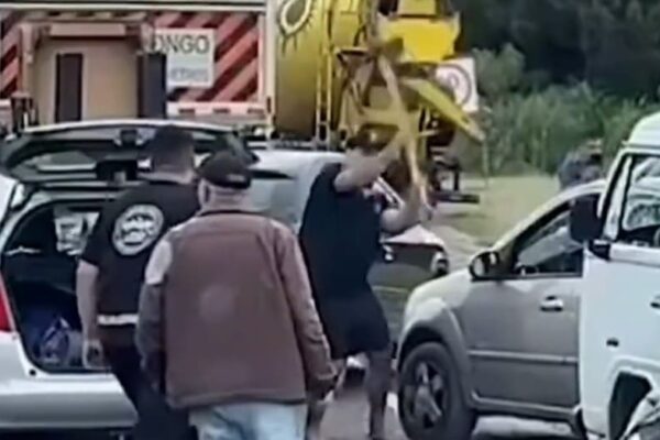 Homem surta no interior do Paraná e ataca pessoas e carros com machado