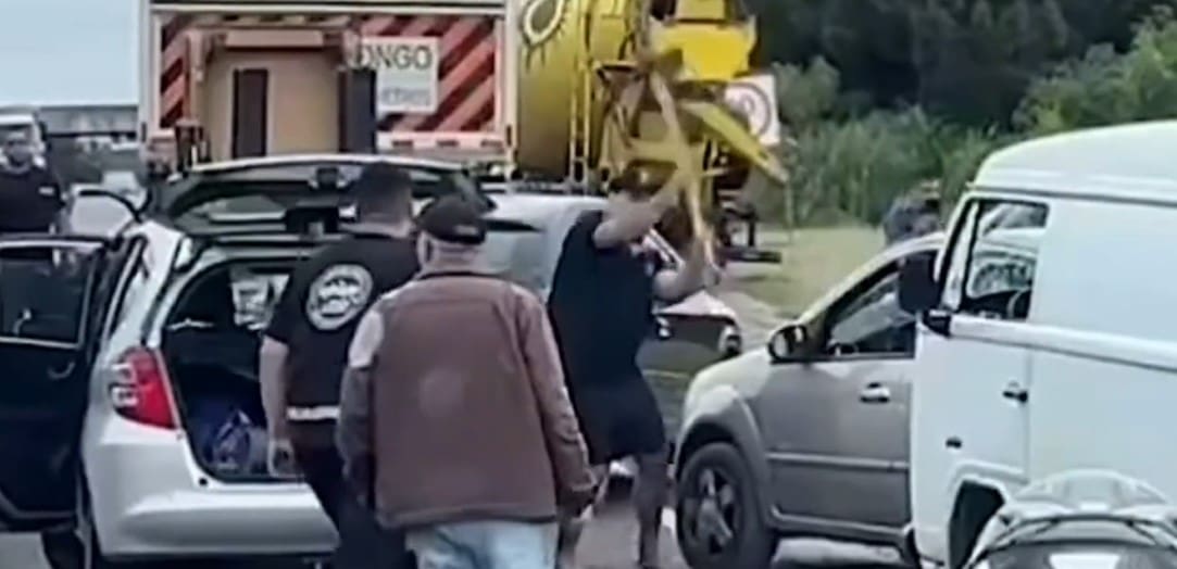 Homem surta no interior do Paraná e ataca pessoas e carros com machado