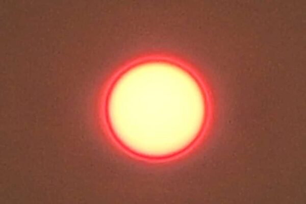Sol se põe atrás da Montanha da Caledônia em Nova Friburgo. Vermelhidão é por causa da poluição