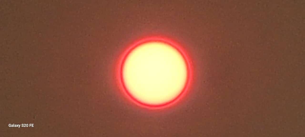 Sol se põe atrás da Montanha da Caledônia em Nova Friburgo. Vermelhidão é por causa da poluição