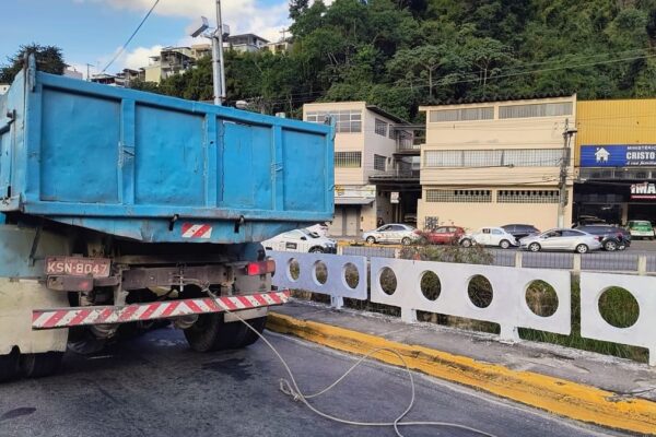 Caminhão enguiçada provoca trânsito em Nova Friburgo