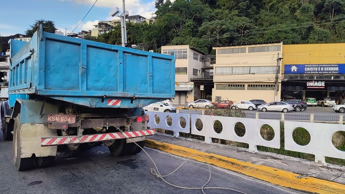 Caminhão enguiçada provoca trânsito em Nova Friburgo