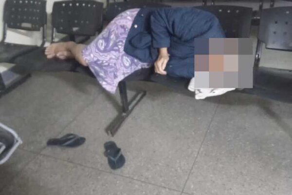 Idosa aguarda a ser atendida no Hospital Municipal Raul Sertã em meio a madrugada de grande frio em Nova Friburgo