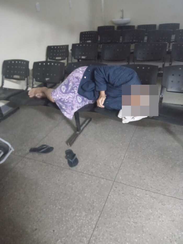 Idosa aguarda a ser atendida no Hospital Municipal Raul Sertã em meio a madrugada de grande frio em Nova Friburgo
