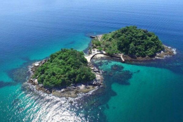 Ilha Duas Irmãs e Ilha Botina que fica em Paraty são consideradas o Caribe Brasileiro, no Estado do Rio de Janeiro - Fotos Site Loja Ilhas Tour
