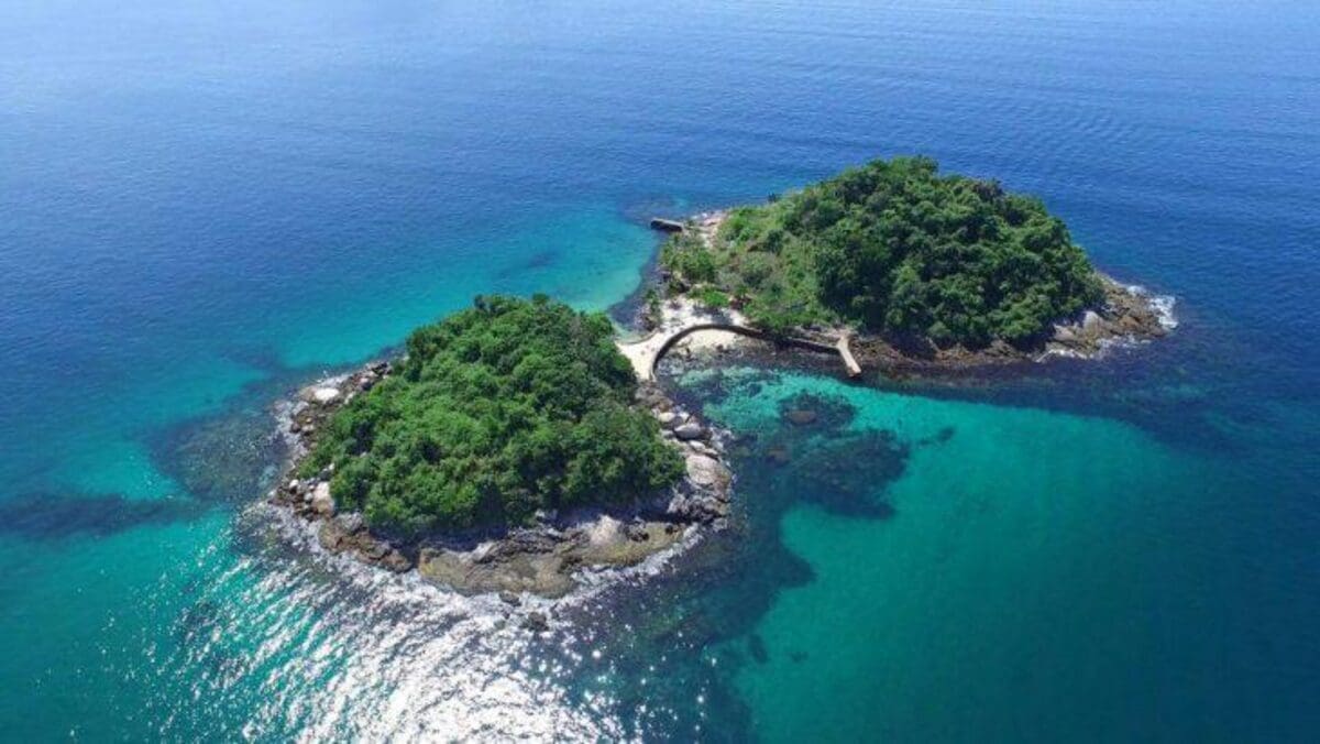 Ilha Duas Irmãs e Ilha Botina que fica em Paraty são consideradas o Caribe Brasileiro, no Estado do Rio de Janeiro - Fotos Site Loja Ilhas Tour