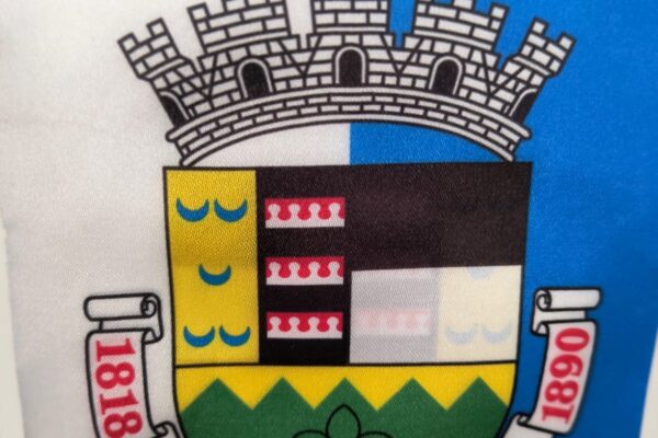Bandeira de Mesa com o brasão de Nova Friburgo