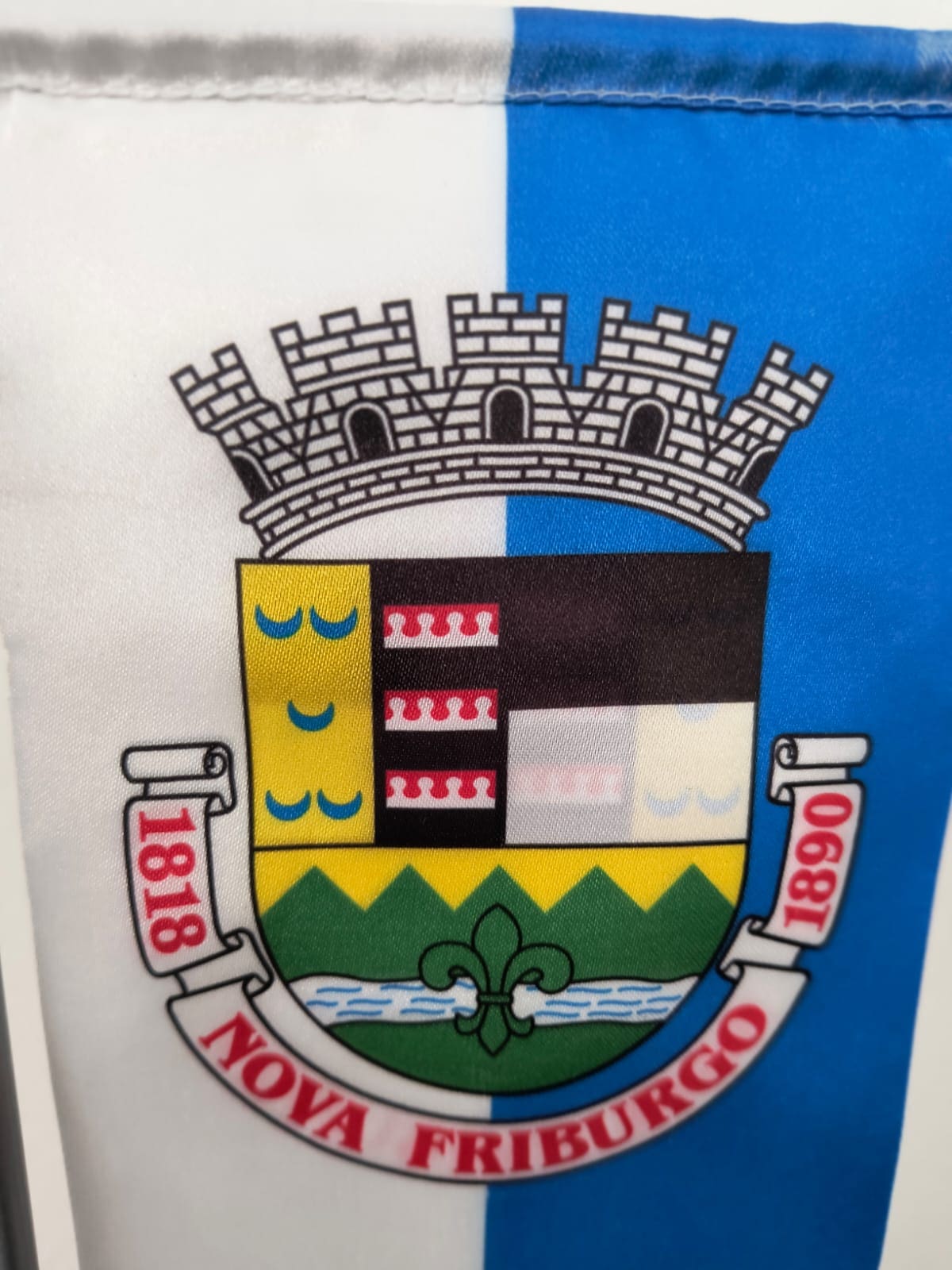 Bandeira de Mesa com o brasão de Nova Friburgo