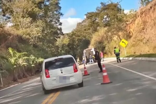 MUlher morreu após colisão entre carreta e motocicleta na RJ 116 entre Cordeiro e Duas Barras