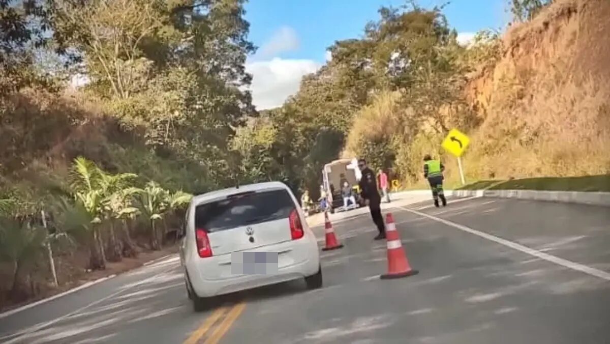 MUlher morreu após colisão entre carreta e motocicleta na RJ 116 entre Cordeiro e Duas Barras