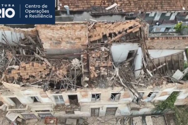 Imagens aéreas mostram destroços do casarão que desabou no Centro do Rio de Janeiro