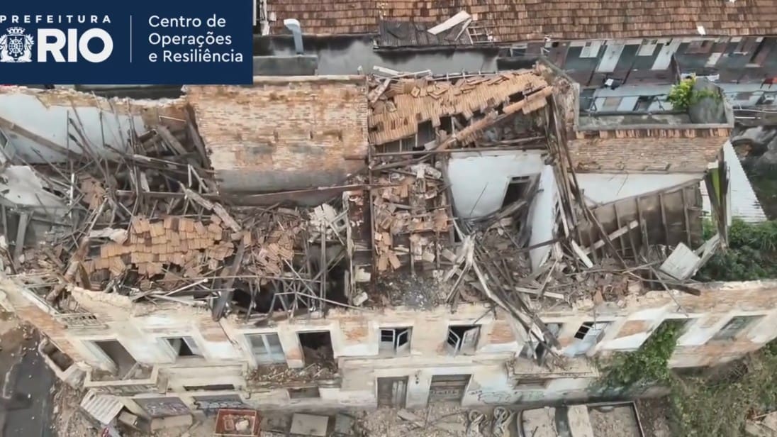 Imagens aéreas mostram destroços do casarão que desabou no Centro do Rio de Janeiro