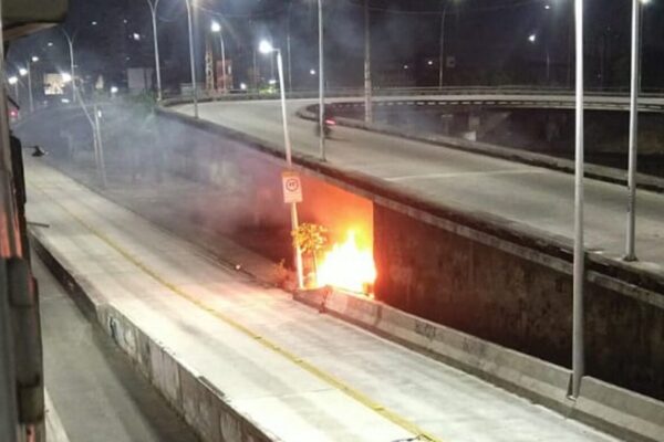 Incêndio no viaduto de Ramos causa grande preocupação em moradores no Rio de Janeiro