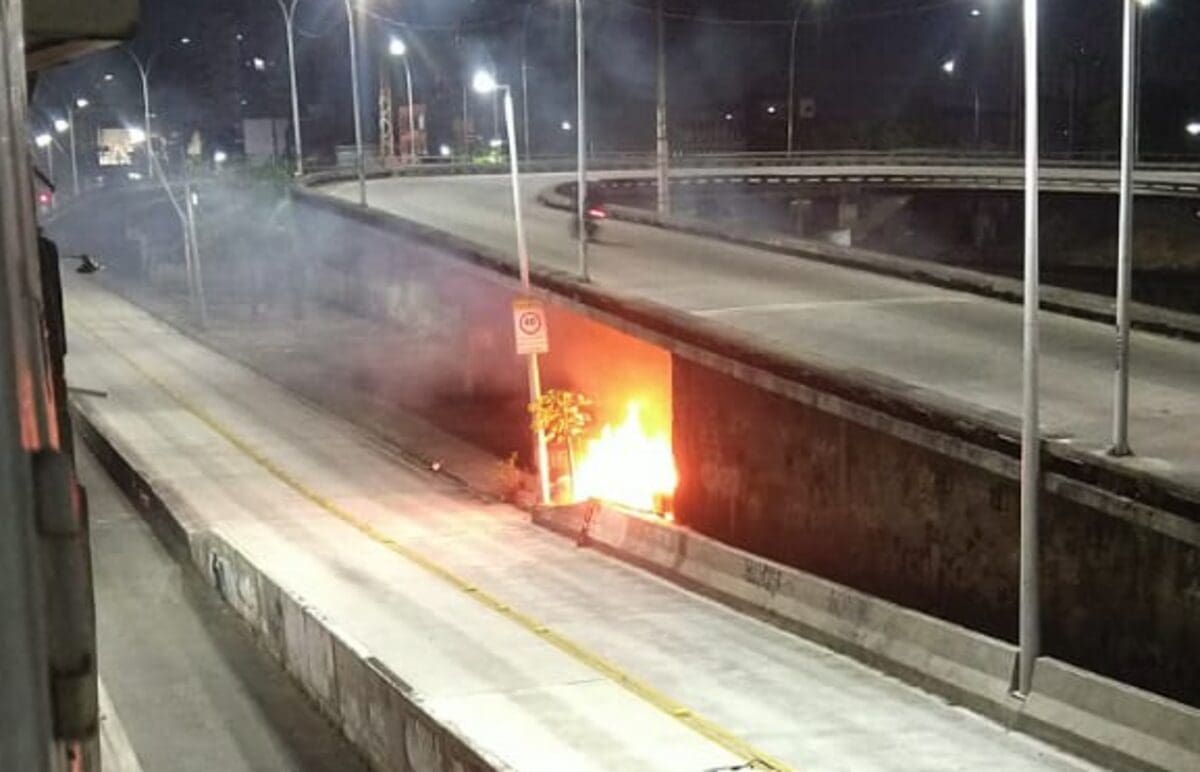Incêndio no viaduto de Ramos causa grande preocupação em moradores no Rio de Janeiro