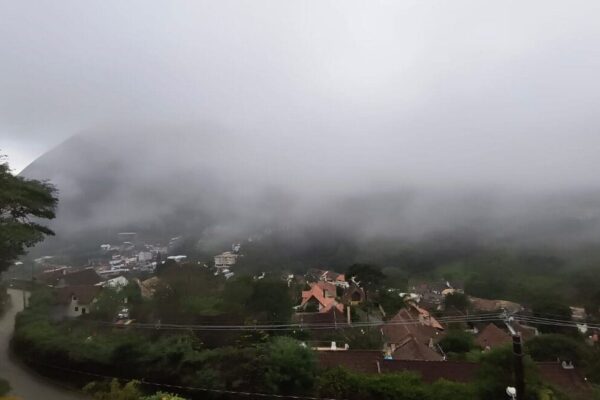 Intenso nevoeiro em Nova Friburgo cobriu boa parte da cidade (1)