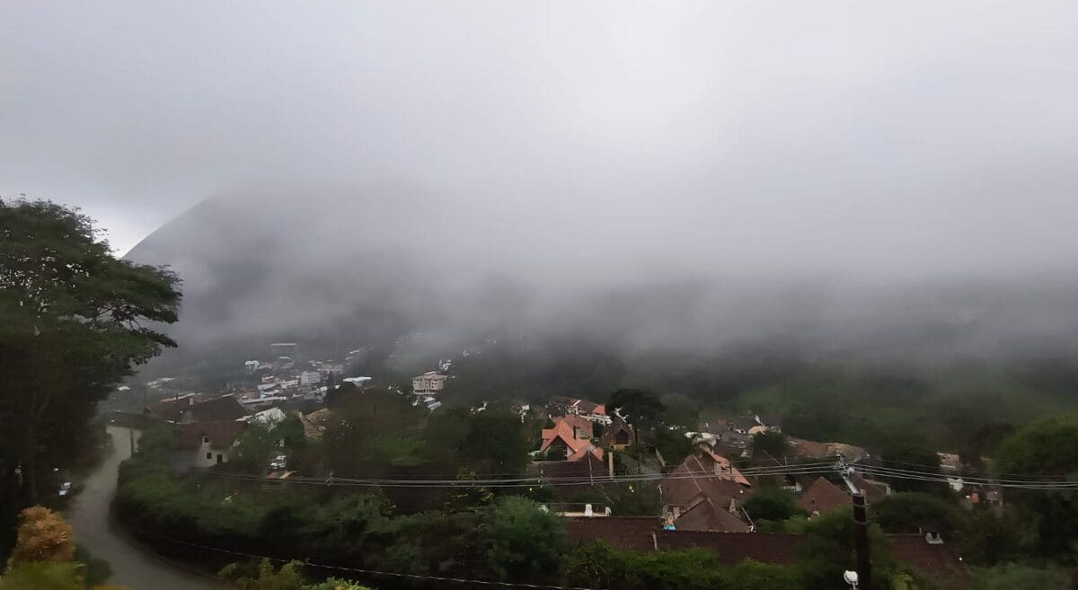 Intenso nevoeiro em Nova Friburgo cobriu boa parte da cidade (1)