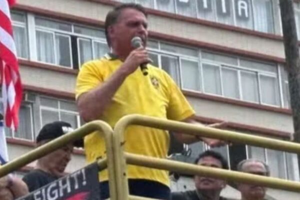 Jair Bolsonaro reúne 18 mil pessoas em Copacabana e pede Anistia no Rio de Janeiro