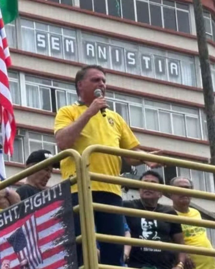 Jair Bolsonaro reúne 18 mil pessoas em Copacabana e pede Anistia no Rio de Janeiro